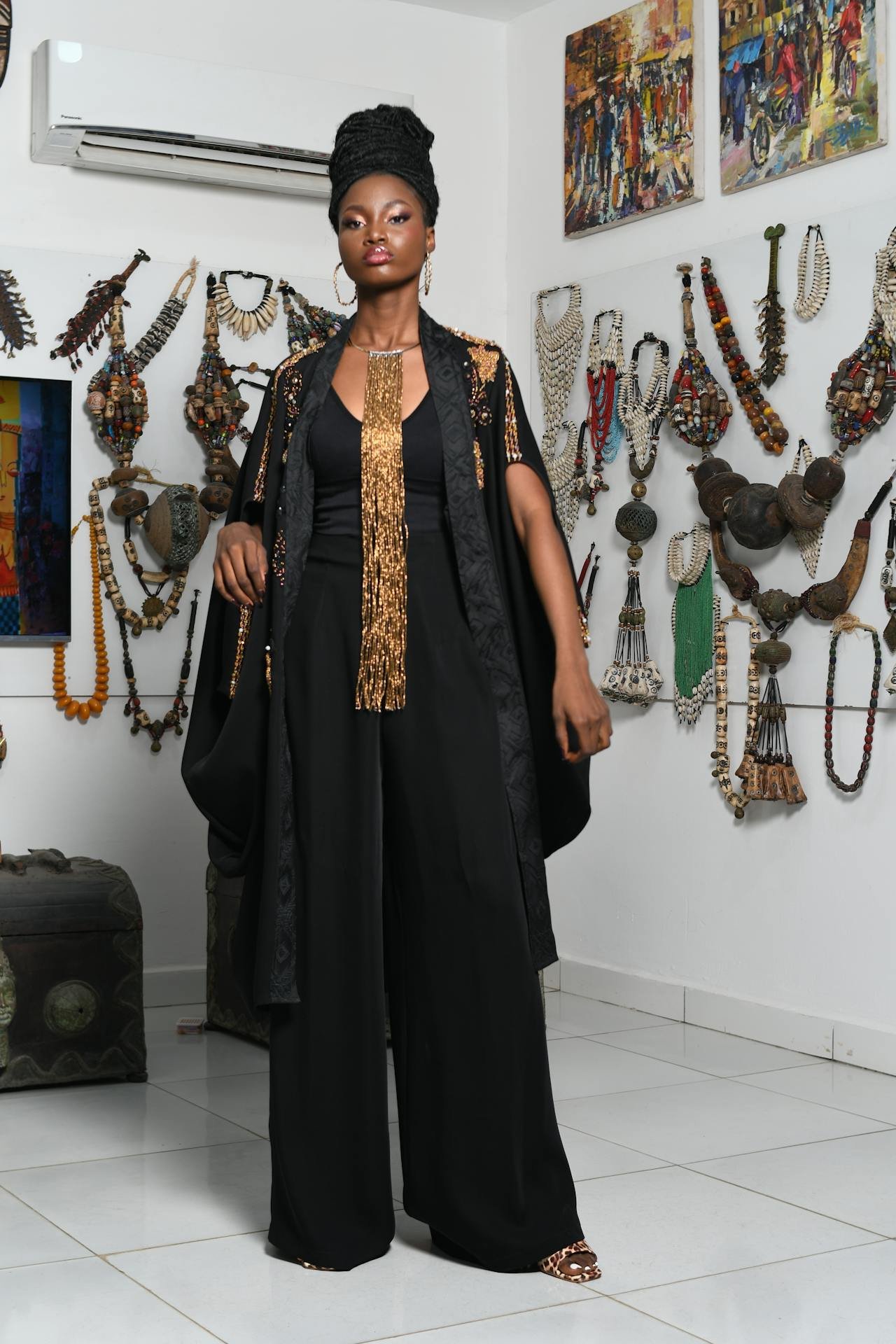 femme-devant-expo-art